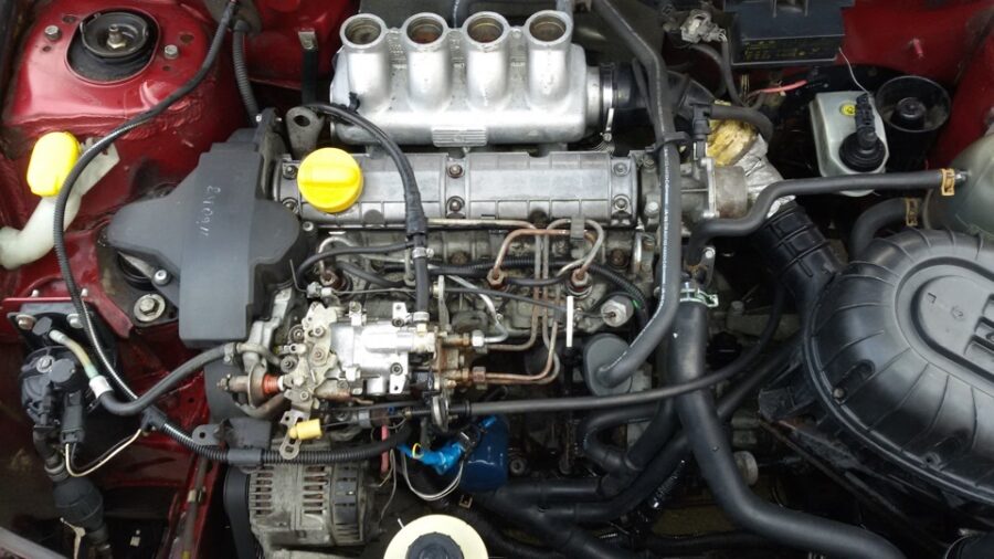 Renault F8Q 1,9 litran moottori.