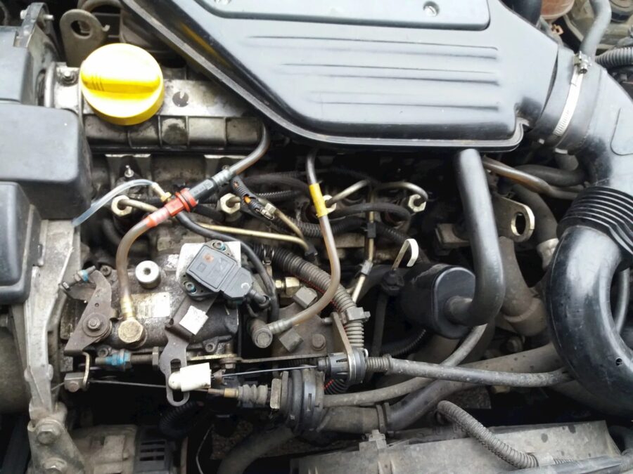 Renault F8Q 1,9 litran moottori.