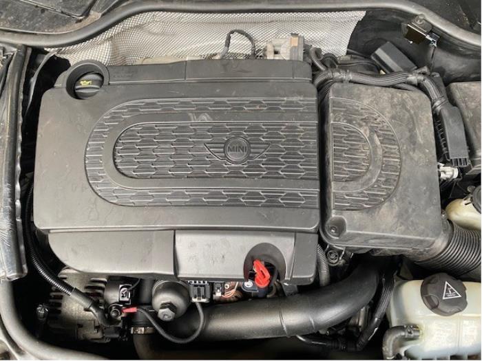 Mini N47C16A 1.6 Turbo Dieselmoottori 1,6-litraista Mini Clubman D N47C16A -dieselmoottoria valmistettiin vuosina 2010-2017, ja se asennettiin toisen sukupolven Mini-malleihin, kuten Clubman R55, Hatch R56, Countryman R60 ja Paceman R61. Moottori on varustettu Common Rail -polttoaineen ruiskutusjärjestelmällä ja turboahtimella, mikä takaa hyvän dynaamisen suorituskyvyn ja alhaisen polttoaineenkulutuksen. N47C16A-moottori kuuluu N47-sarjaan, johon kuuluu dieselmoottoreita, joiden tilavuus vaihtelee 1,6 litrasta 2,0 litraan. BMW on kehittänyt N47-sarjan käytettäväksi omissa malleissaan sekä Mini-autoissa. Tämä moottorivalikoima korvaa vanhemman M47-sarjan ja on polttoainetaloudeltaan ja päästöiltään huomattavasti tehokkaampi. <h2>Mini N47C16A 1.6 Turbo Diesel -moottorin tekniset tiedot</h2>. <table> <thead> <tr> <th>Parametri</th> <th>Yksi D</th> <th>Cooper D</th> </tr> </thead> <tbody> <tr> <td>Tarkka siirtymä</td> <td>1598 cm³</td> <td>1598 cm³</td> </tr> <tr> <td>Voimajärjestelmä</td> <td>Yhteinen kisko</td> <td>Common Rail</td> </tr> <tr> <td>Teho</td> <td>90 hv</td> <td>112 hv</td> </tr> <tr> <td>Momentti</td> <td>215 Nm</td> <td>270 Nm</td> </tr> <tr> <td>Sylinterilohkon materiaali</td> <td>Alumiini R4</td> <td>Alumiini R4</td> </tr> <tr> <td>Lohkon pään materiaali</td> <td>Alumiini 16v</td> <td>Alumiini 16v</td> </tr> <tr> <td>sylinterin halkaisija</td> <td>78 mm</td> <td>78 mm</td> </tr> <tr> <td>Männän isku</td> <td>83,6 mm</td> <td>83.6 mm</td> </tr> <tr> <td>Kompressiosuhde</td> <td>16.5</td> <td>16.5</td> </tr> <tr> <td>Koneen ominaisuudet</td> <td>DOHC, hydrokompensaattorit</td> <td>DOHC, välijäähdytin, hydrokompensaattorit</td> </tr> <tr> <td>Vaihteiston ajoitus</td> <td>Ketju</td> <td>Ketju</td> </tr> <tr> <td>Fasoregulaattori</td> <td>Ei</td> <td>Ei</td> </tr> <tr> <td>Turboahdin</td> <td>BorgWarner BV35</td> <td>BorgWarner BV35</td> </tr> <tr> <td>Suositeltu öljy</td> <td>5,2 litraa 5W-30</td> <td>5,2 litraa 5W-30</td> </tr> <tr> <td>Polttoainetyyppi</td> <td>Diesel</td> <td>Diesel</td> </tr> <tr> <td>Ympäristöluokka</td> <td>EURO 5</td> <td>EURO 5</td> </tr> <tr> <td> Esimerkkikäyttöikä</td> <td>240 000 km</td> <td>220,000 km</td> </tr> </tbody> </table> <h2>Mini-mallit, joissa on N47C16A 1.6 turbodieselmoottori</h2> Tämä moottori asennettiin seuraaviin Mini-malleihin: <ul> <li>Mini Clubman R55 (2010-2014)</li>. <li>Mini Hatch R56 (2011-2013)</li>Mini Hatch R56 (2011-2013)</li> <li>Mini Countryman R60 (2010-2017)</li>. <li>Mini Paceman R61 (2013-2016)</li>. </ul> <h2>N47C16A-moottorin ongelmat ja viat</h2> <ol> <li>GM:n ajoitusketju. Yksi tämän moottorin pahamaineisimmista ongelmista on ajoitusketjun irtoaminen, joka voi tapahtua jo 100 000 kilometrin ajossa.</li> <li>Kampiakselin hihnapyörän vaimennus. Myös noin 100 000 kilometrin ajomäärän kohdalla on usein tarpeen vaihtaa kampiakselin vaimentimen hihnapyörä.</li> <li>Pakkasnestevuodot. Jäähdytysnestevuodot eivät ole harvinaisia johtuen jäähdytysjärjestelmän putkitiivisteiden halkeamista.</li> <li>Tuloaukon läpät. Nämä imusarjan osat ovat alttiita tukkeutumiselle ja jumiutumiselle, mikä vähentää moottorin tehokkuutta.</li> <li>Hiukkassuodattimen ja EGR-venttiilin tukkeutuminen. Kuten monissa dieselmoottoreissa, hiukkassuodattimien ja EGR-venttiilien tukkeutuminen aiheuttaa usein ongelmia omistajille.</li> </ol> <h2>Mini- ja BMW-autot, joissa on N47-moottori</h2> N47C16A-moottorilla varustetut autot, kuten <strong>Mini Cooper D</strong> ja BMW 1-sarja, ovat saaneet palkintoja ja myönteisiä arvioita polttoainetehokkuudestaan ja ympäristöystävällisyydestään. Nämä ajoneuvot ovat usein saaneet tehokkuuteen liittyviä palkintoja erityisesti kompakti- ja kaupunkiautojen segmentissä. <ul> <li><strong>Vuoden vihreä auto</strong>: Dieselmoottorilla varustetut Mini-autot (mukaan lukien N47C16A) ovat saaneet palkintoja erilaisissa ympäristökilpailuissa alhaisista päästöistä ja polttoainetaloudellisuudesta.</li> <li><strong>What Car? Green Awards</strong>: N47-moottorilla varustettu Mini Cooper D tunnustettiin yhdeksi markkinoiden ympäristöystävällisimmistä autoista dieselmoottorin erittäin tehokkaan suorituskyvyn ansiosta.</li> <li><strong>Auto Express Awards</strong>: N47C16A-moottorilla varustettu Mini Cooper D on saanut toistuvasti positiivisia arvosteluja ja palkintoja dynamiikastaan ja suorituskyvystään pienoisautojen segmentissä.</li> </ul> Mini N47C16A -moottori on luotettava ja taloudellinen yksikkö, kun se huolletaan asianmukaisesti ja säännöllisesti. Tärkeä osa sen toimintaa on kuitenkin ajoitusketjun oikea-aikainen vaihto ja jäähdytysjärjestelmän valvonta.
