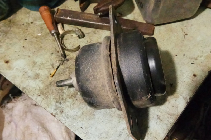 Erittäin voimakas tärinä tyhjäkäynnillä