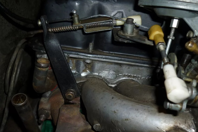 Auto pysähtyy kaasupoljinta painettaessa