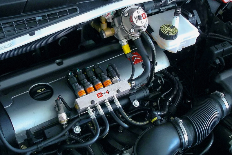 Auto pysähtyy kaasupoljinta painettaessa
