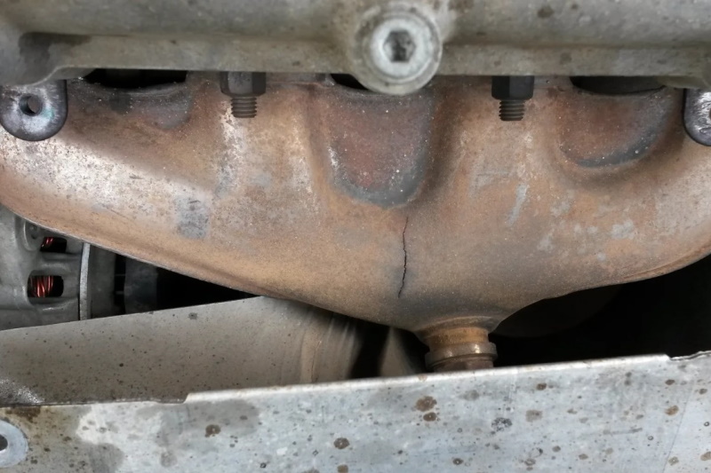 Auto pysähtyy kaasupoljinta painettaessa