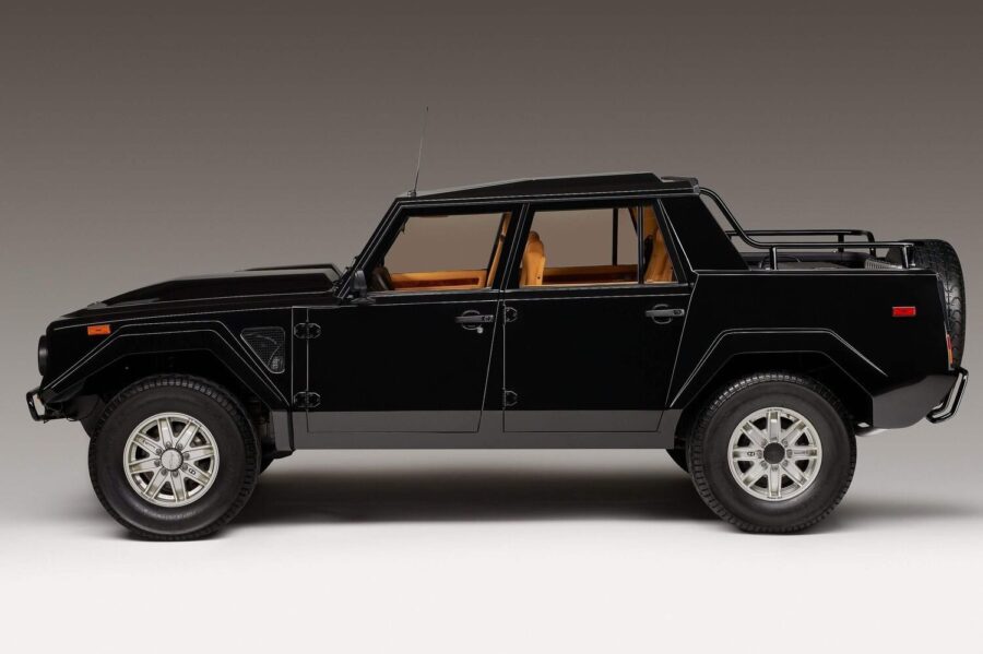 Lamborghini LM002. Maastokelpoinen superauto