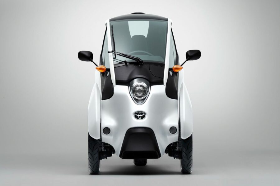 Toyota i-Road. Auton ja moottoripyörän väliltä