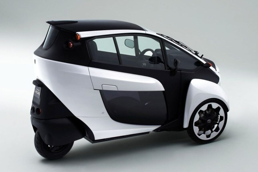 Toyota i-Road. Auton ja moottoripyörän väliltä