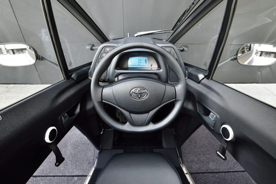 Toyota i-Road. Auton ja moottoripyörän väliltä