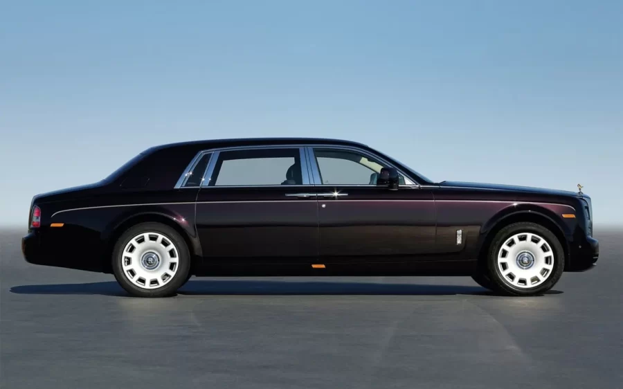 Rolls-Royce Phantom — 6,749 litran V12, vapaasti hengittävä, bensiini