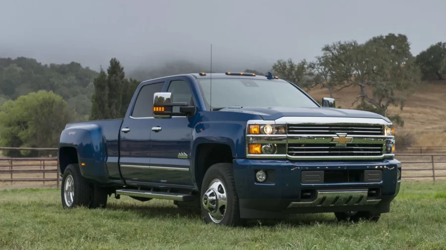 Chevrolet Silverado 3500 Heavy Duty / GMC Sierra Heavy Duty — 6,599 l V8, turbo diesel