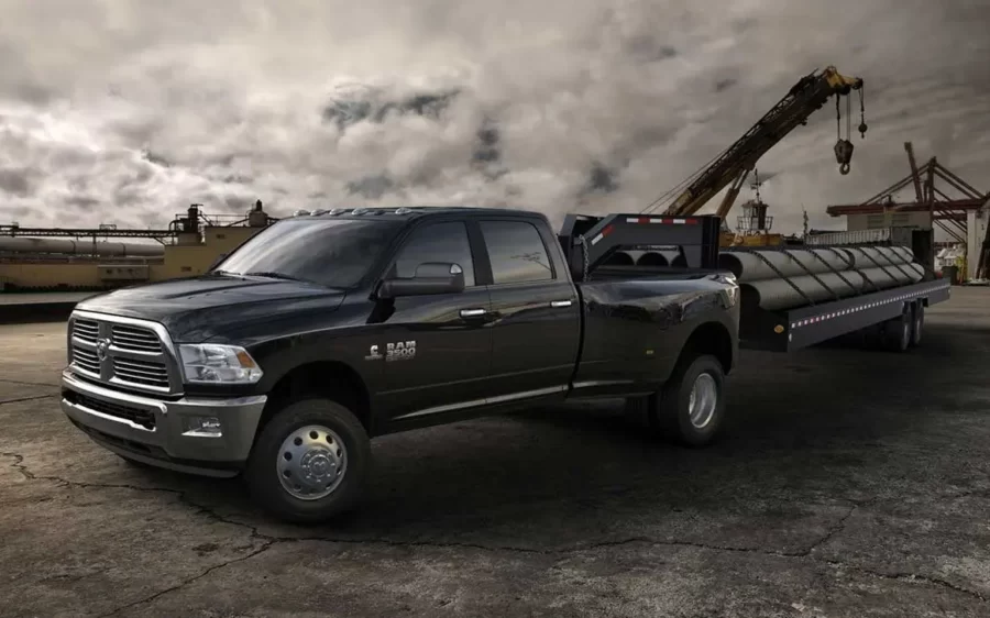 Dodge Ram 3500 — 6,690 litraa, 6-sylinterinen riviturbo-diesel